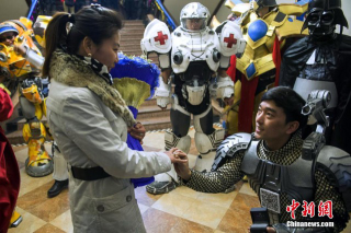 Illustration for article titled Man Dresses as Predator, Proposes to Girlfriend